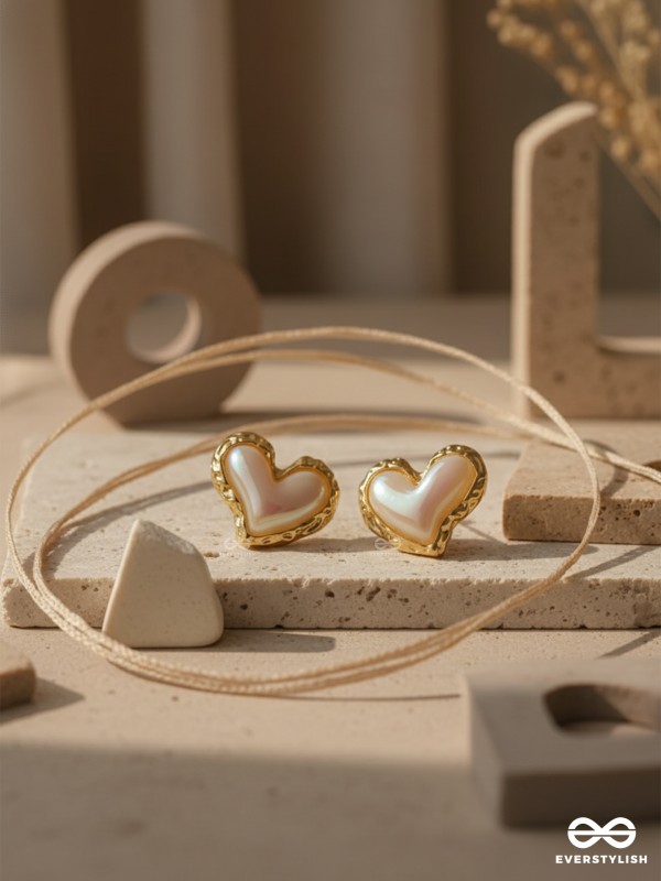 PRISM HEARTLET – GLOWY IRIDESCENT HEART STUDS