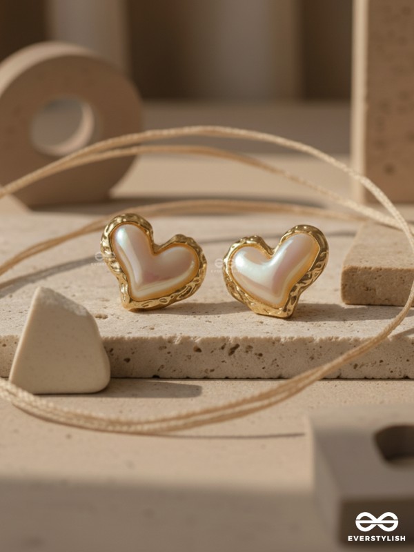 PRISM HEARTLET – GLOWY IRIDESCENT HEART STUDS