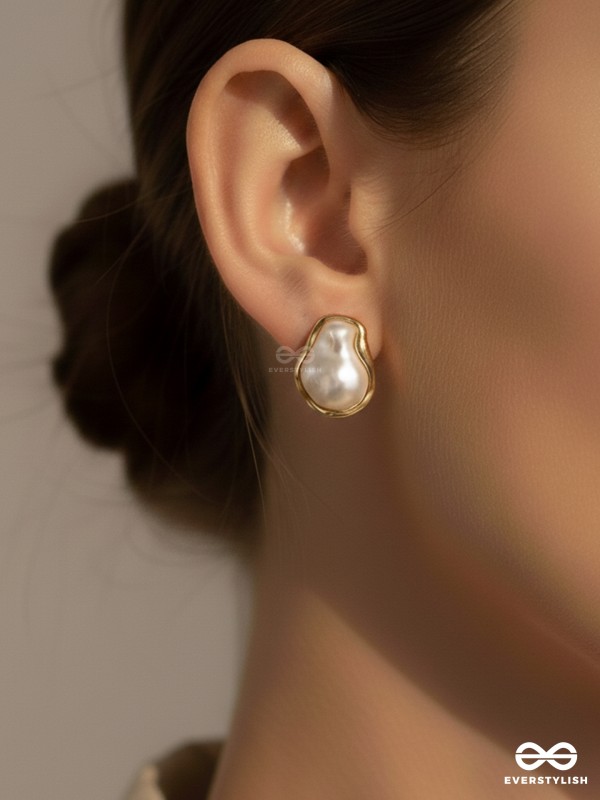SOFT CLOUD – GLOSSY PEARL STUD EARRINGS