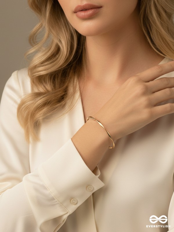 ELARA – TWISTED GOLDEN SLEEK HAND CUFF