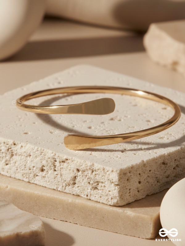 ROSÉ LINE – MINIMAL GOLDEN HAND CUFF
