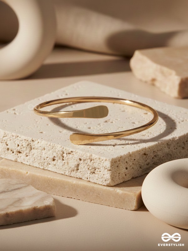 ROSÉ LINE – MINIMAL GOLDEN HAND CUFF