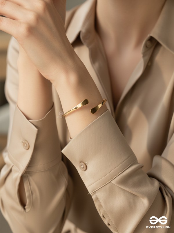 ROSÉ LINE – MINIMAL GOLDEN HAND CUFF