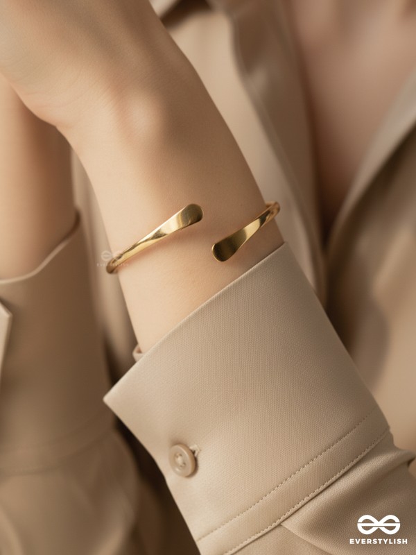 ROSÉ LINE – MINIMAL GOLDEN HAND CUFF