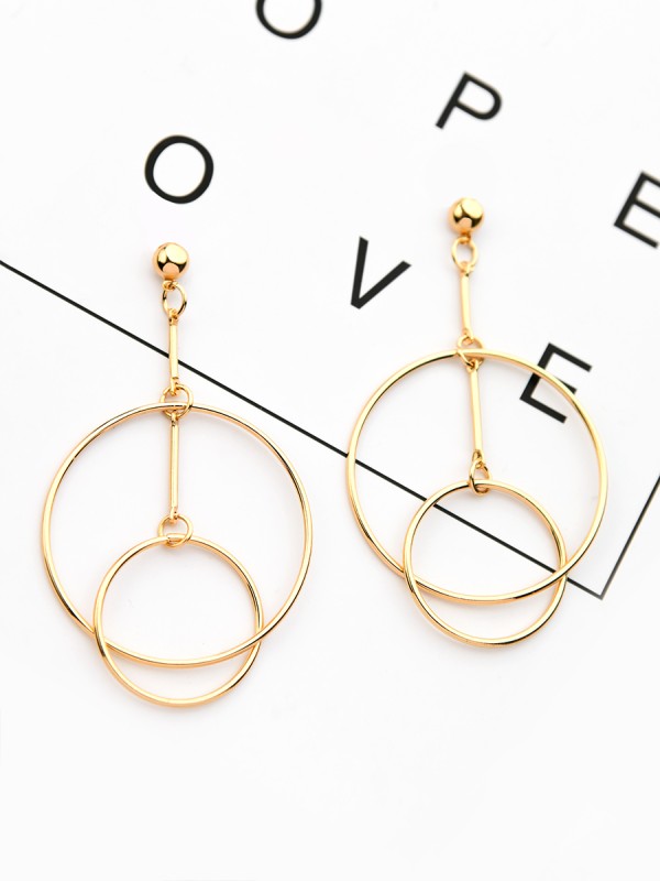 The Interlocked Circles - Elegant Golden Earrings