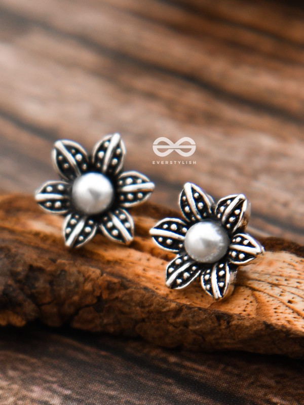 The Little Pearly Flowers - Tiny Trinket Earrings
