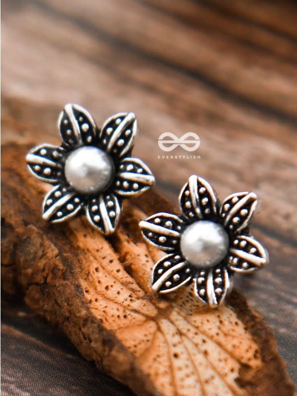 The Little Pearly Flowers - Tiny Trinket Earrings