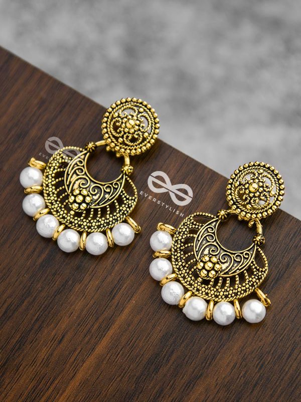 The damsel with power pretty pearl Golden earrings.