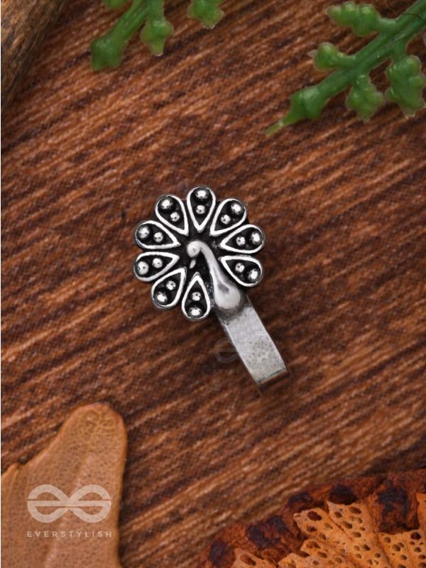 THE DANCING PEACOCK - OXIDISED PRESS-ON NOSEPIN