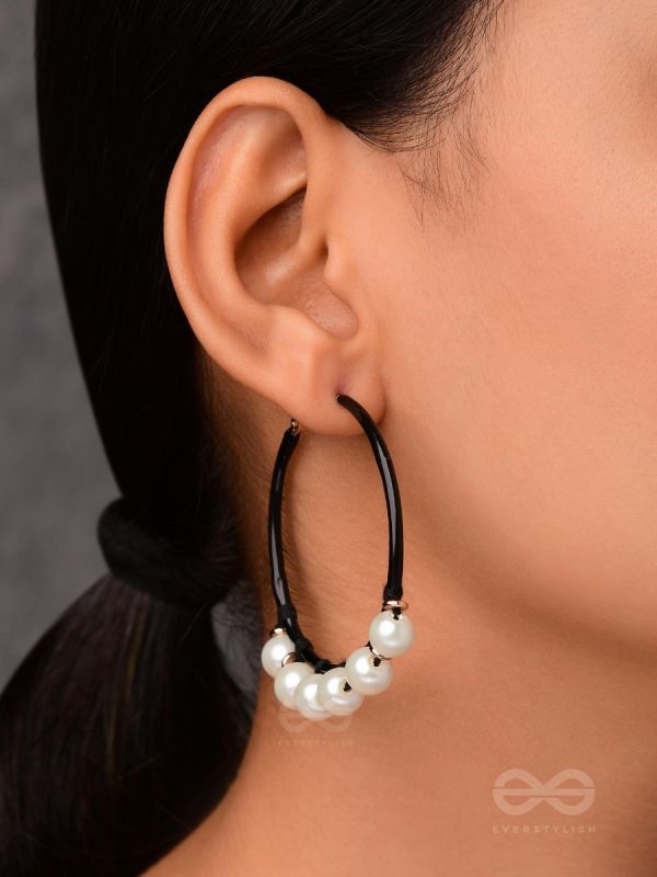SLEEK AND CHIC CIRCLES - PEARL HOOP EARRINGS 