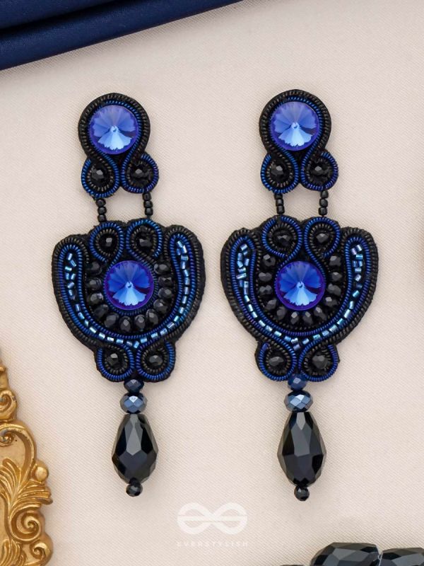 AVALAMBA - THE SUPPORTED CURVE - STONE AND BEADS EMBROIDERED EARRINGS