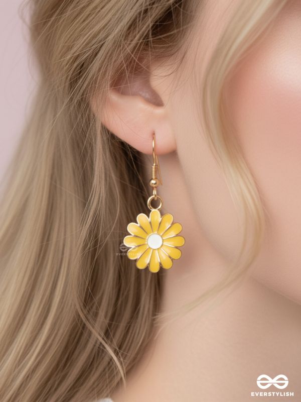 THE LIVELY DAISY - GOLDEN EMBELLISHED EARRINGS
