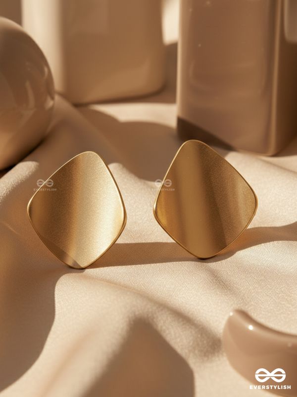 ARCHED AURA - GOLDEN STUD EARRINGS