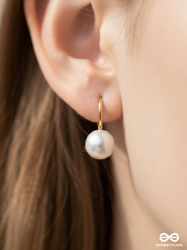 THE GROOVY PEARL - GOLDEN EMBELLISHED EARRINGS