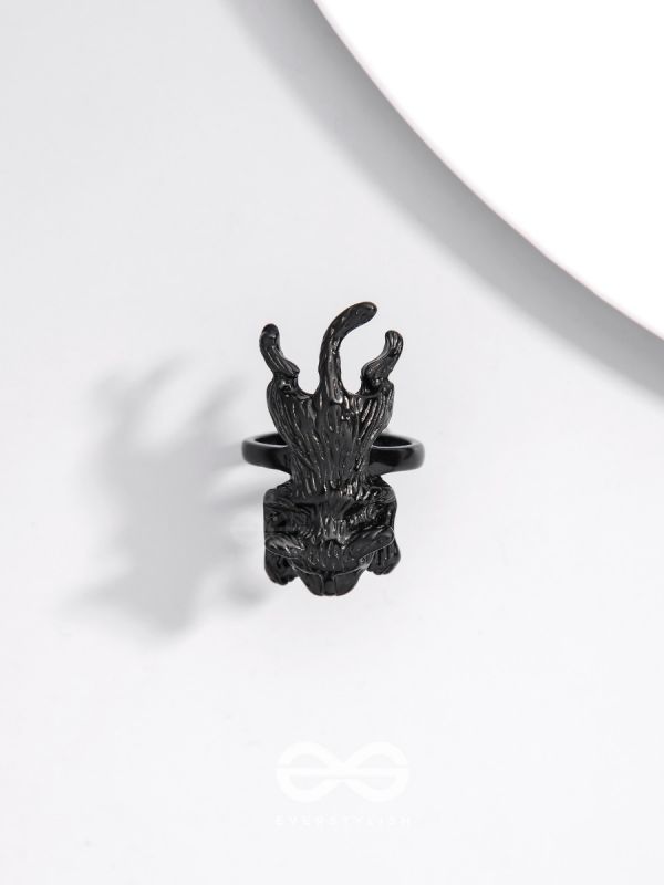 A MAJESTIC PROWL - STATEMENT BLACK RING (ADJUSTABLE)