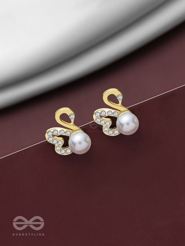 CHARMING SWANS - SPARKLING PEARL STUDS