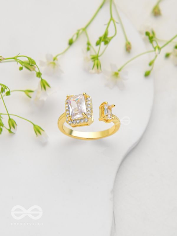 The Elegant Majesty - Golden Cubic Zirconia Ring 