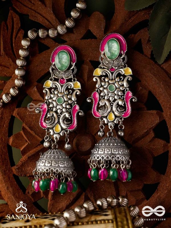 NAVA-SARASA-NEW ESSENCE- OXIDIZED EARRINGS FEATURING PASTEL-COLOURED METALWORK, ADORNED WITH VIBRANT GREEN AND RED BEADS