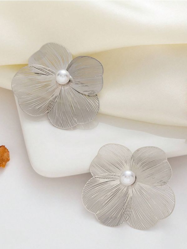 Meshy fantasy- Silver Flower studs 