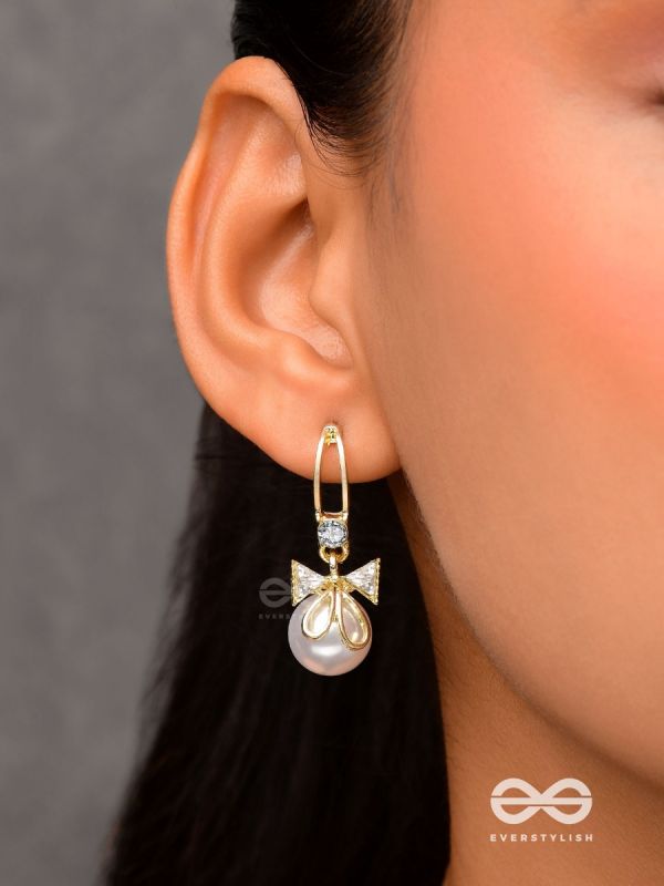 Royal chic-  Golden dangling earrings with crystal and pearl 