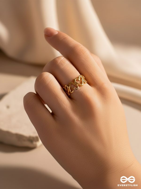 LOVER'S GAZE - GOLDEN STAINLESS STEEL ANTI-TARNISH RING WITH HEART SHAPES