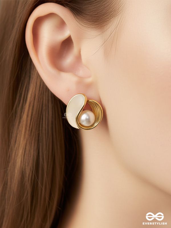 GLOSS SWIRL – WHITE AND GOLD PEARL STUDS 
