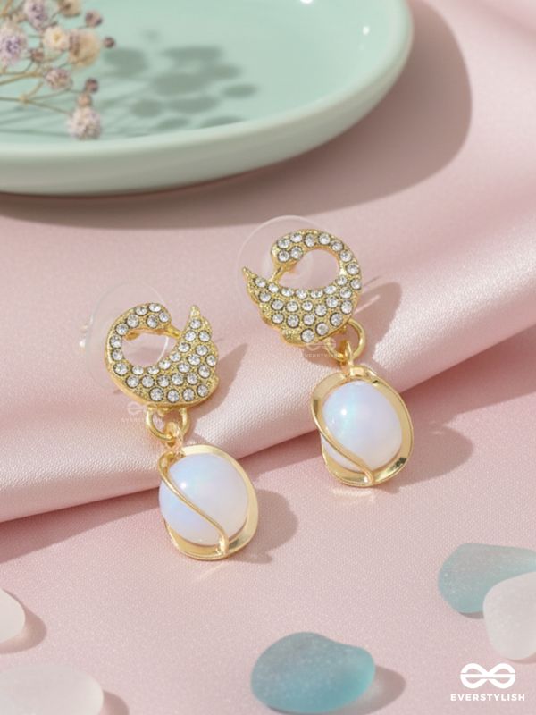 MISTY SWIRL – GOLD CRYSTAL CURVE WITH FROSTED DROP EARRINGS 