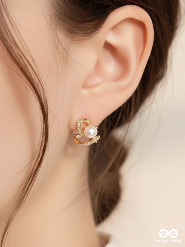 AURA CURVE – PEARL & CRYSTAL SWIRL STUDS