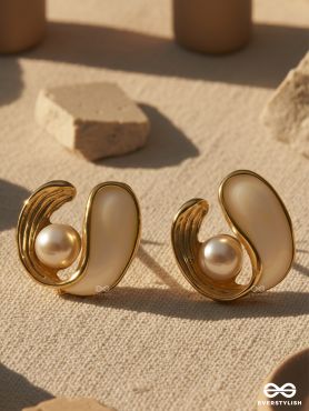GLOSS SWIRL – WHITE AND GOLD PEARL STUDS 