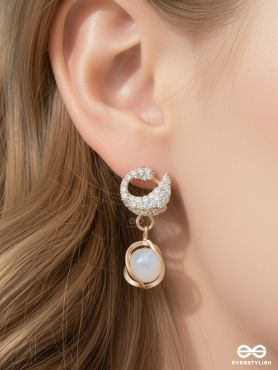 MISTY SWIRL – GOLD CRYSTAL CURVE WITH FROSTED DROP EARRINGS 