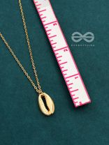 The Glamorous  Golden Shell Necklace 
