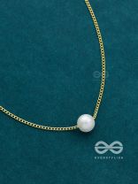 The Dainty Pearl Neckpiece - Golden