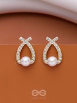 PEARLING WONDER - GOLDEN PEARL STUDS