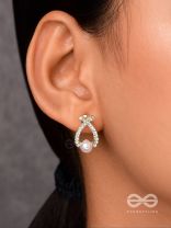 PEARLING WONDER - GOLDEN PEARL STUDS