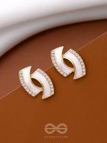 FEELING FRESH IN WHITE - GOLDEN ENAMELLED STUDS 