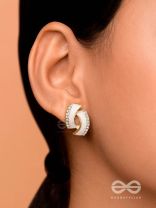 FEELING FRESH IN WHITE - GOLDEN ENAMELLED STUDS 