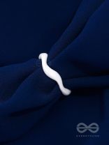 IVORY CURVES -WHITE ADJUSTABLE ACRYLIC RING