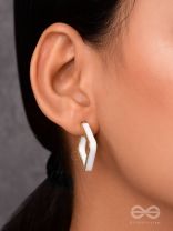 ONCE UPON A SQUARE - GOLDEN ENAMELLED EARRINGS (WHITE)