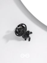 A MAJESTIC PROWL - STATEMENT BLACK RING (ADJUSTABLE)