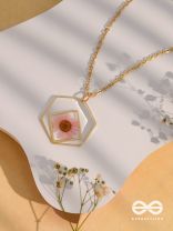 The Shy Daisy - Pressed Flower Resin Pendant With Ant-Tarnish Coating