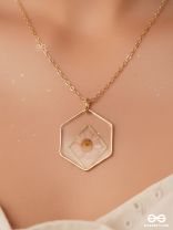 The Shy Daisy - Pressed Flower Resin Pendant With Ant-Tarnish Coating