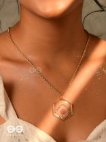 The Shy Daisy - Pressed Flower Resin Pendant With Ant-Tarnish Coating