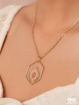 The Shy Daisy - Pressed Flower Resin Pendant With Ant-Tarnish Coating