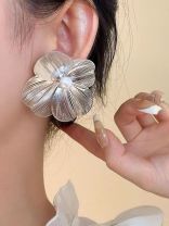 Meshy fantasy- Silver Flower studs 