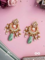 PURNIMA PHOOL – FULL MOON FLOWER AN EXQUISITE KUNDAN EARRING FEATURING GOLDEN DESIGNS, PEARL CLUSTERS, AND A GREEN GEMSTONE DROP, SYMBOLIZING ELEGANCE