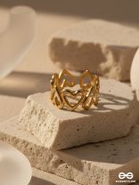 LOVER'S GAZE - GOLDEN STAINLESS STEEL ANTI-TARNISH RING WITH HEART SHAPES