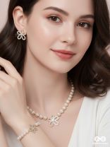BLOSSOM PEARL – DELICATE BEAUTY IN EVERY DETAIL SET WITH NECKPIECE, EARRINGS AND BRACELET