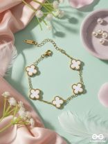 GOLDEN WHITE CLOVER - HOLOGRAPHIC STAINLESS STEEL 18K GOLD PLATED ANTI TARNISH BRACELET