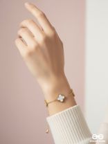 GOLDEN WHITE CLOVER - HOLOGRAPHIC STAINLESS STEEL 18K GOLD PLATED ANTI TARNISH BRACELET