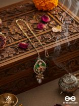 HARINAKSHI - DOE-EYED BEAUTY - GRACEFUL HANDCRAFTED KUNDAN MAANGTIKA WITH POLKI ACCENTS AND PEARL DETAILS